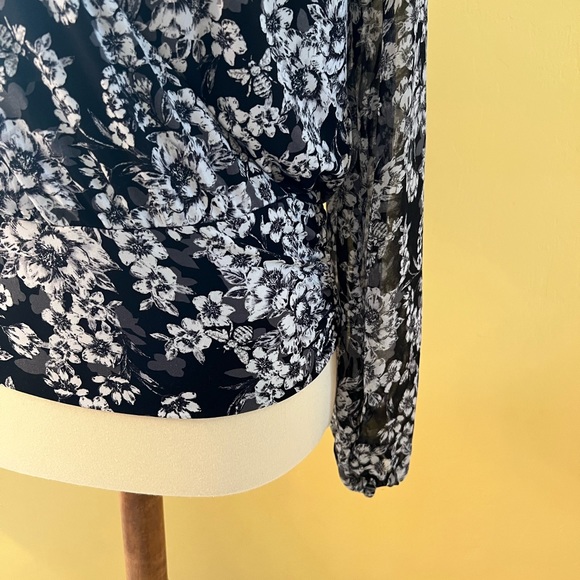WhiteHouseBlack Market Black floral print wrap top with sheer sleeves size S - Picture 8 of 10